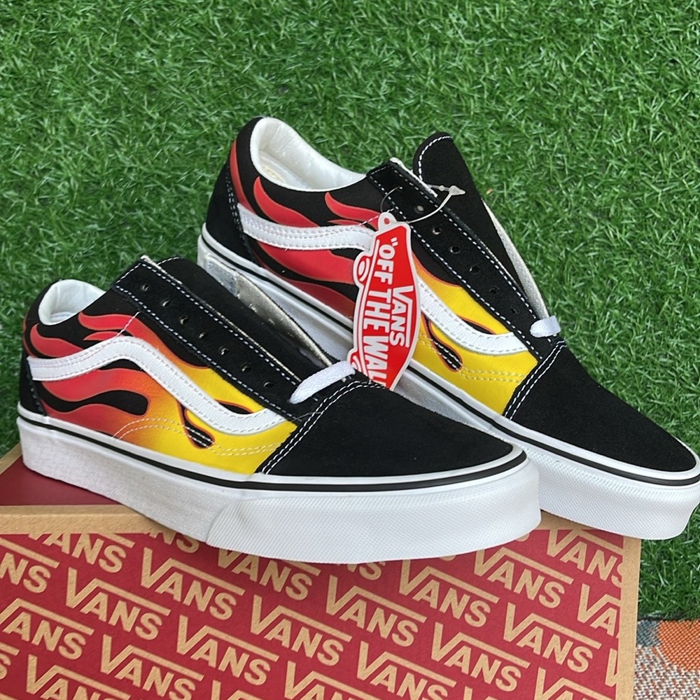 Vans Men’s Old Skool
(Flame) Black/Black/True White
VN0A38G1PHN
Sneakers - Picture 10 of 16